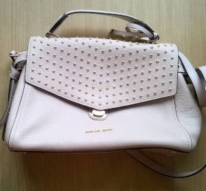 Malowanie torebek farbą w różowym kolorze